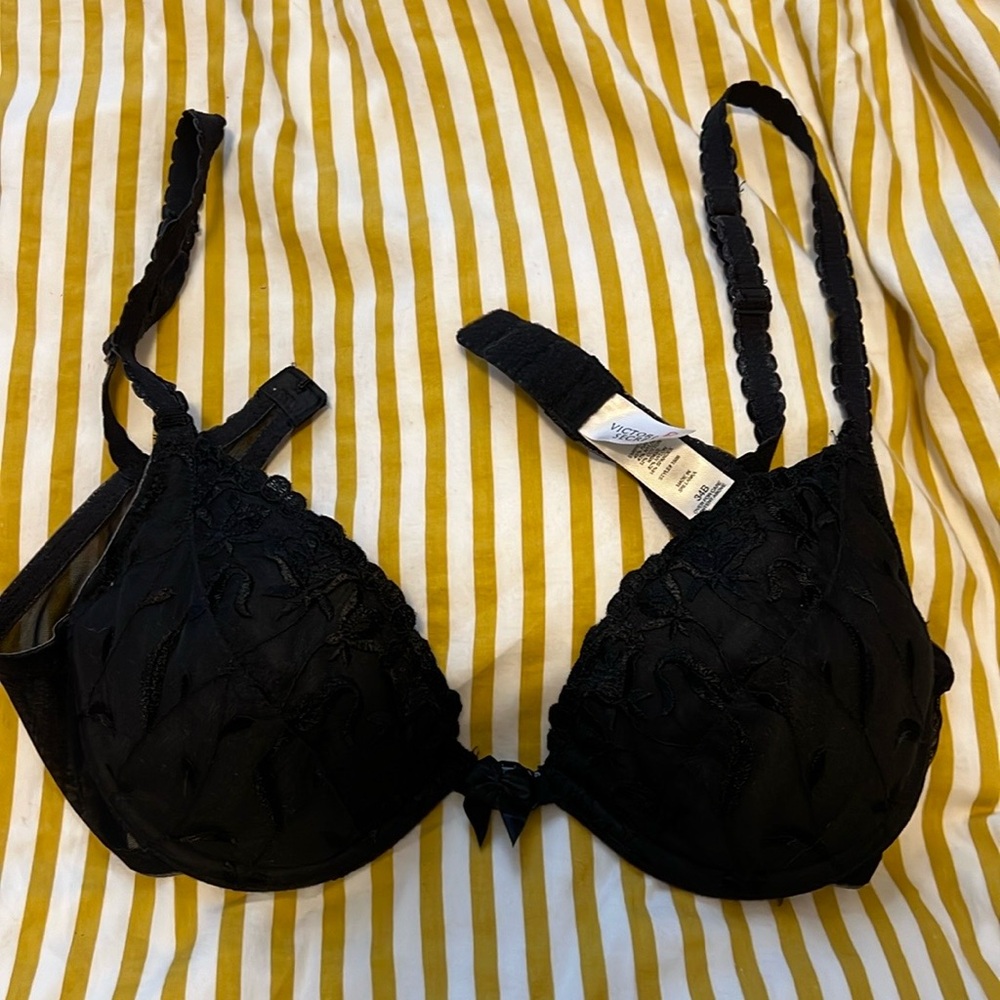 90’s Victoria’s Secret Black Floral Embroidered Bra with Adjustable Center